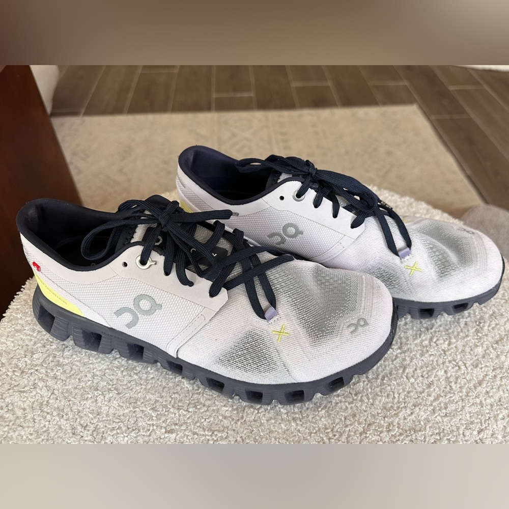 Used Women’s On Cloud Running Shoes-White and Navy